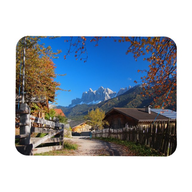 Herbst in einem Dorf in den Dolomiten in Italien Magnet (Horizontal)