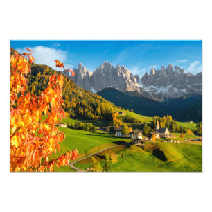 Herbst in einer Dolomitlandschaft mit Kirche Fotodruck