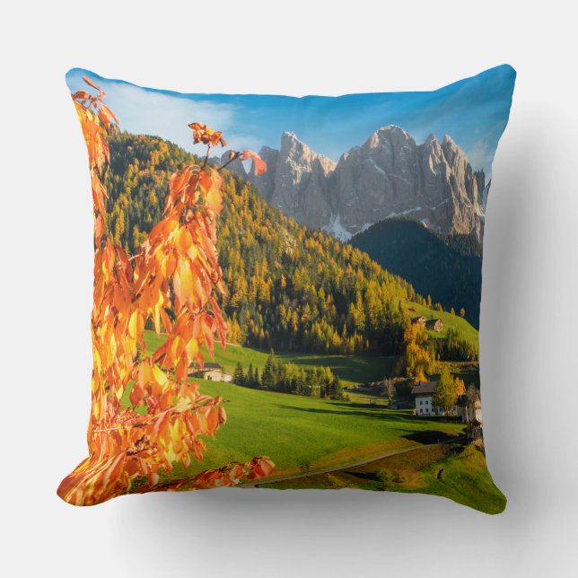 Herbst in einer Dolomitlandschaft mit Kirche Kissen (Vorderseite)