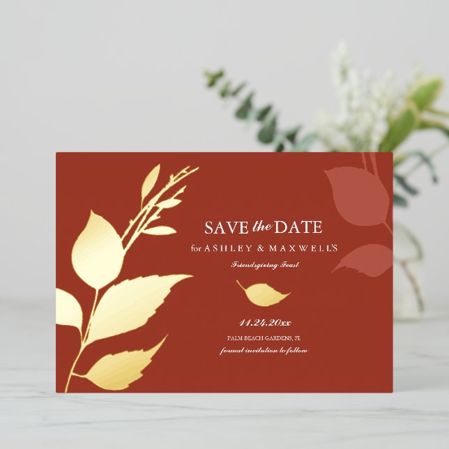 Herbst lässt Orange Friendsgiving Save the Date Folieneinladung (Stehend vorne)