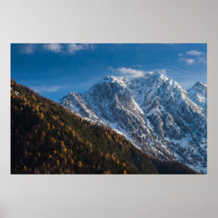 Herbst und Winter in schneebedeckten Bergen Poster