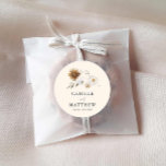 Herbst-Wildblume Runder Aufkleber<br><div class="desc">Erhöhen Sie Ihre Hochzeit mit unserem Herbst Wildblume Classic Round Sticker. Diese Aufkleber sind perfekt zum Versiegeln von Umschlägen oder zum Dekorieren von Gefälligkeiten geeignet und zeichnen sich durch charmante Herbstaufkleber aus. Passen Sie Ihren Namen und das Hochzeitstermin für eine persönliche Touch an. Matching Objekte in unserer Bohemischen Fall Garden...</div>
