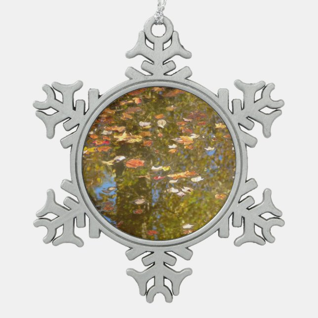 Herbstausstiege und Streams-Reflektion bei Greenbe Schneeflocken Zinn-Ornament (Vorderseite)