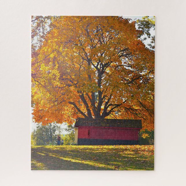 Herbstbaum und Scheune (Vertikal)