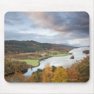 Herbstbäume und Loch Faskally, Pitlochry Mousepad