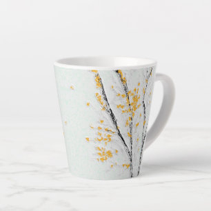 Herbstbaumzweige mit gelben Herbstblättern Milchtasse
