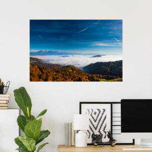 Herbstberge und Nebel im Tal Poster