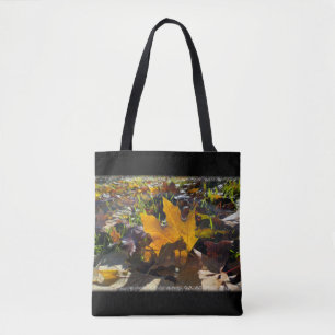 Herbstblatt in der Sonne Tasche