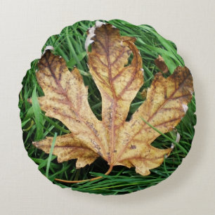 Herbstblatt mit grünem Gras Rundes Kissen