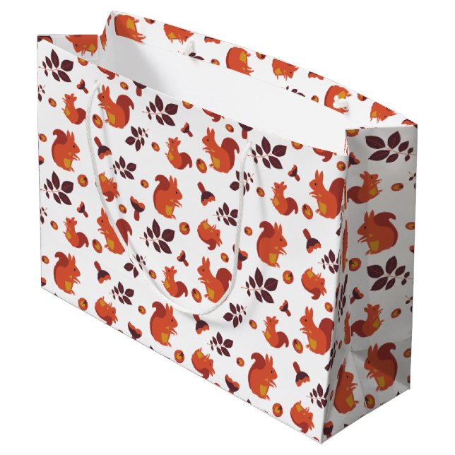 Herbstblätter, Akronen und Eichhörnchenmuster Große Geschenktüte (Rückseite Schrägansicht)