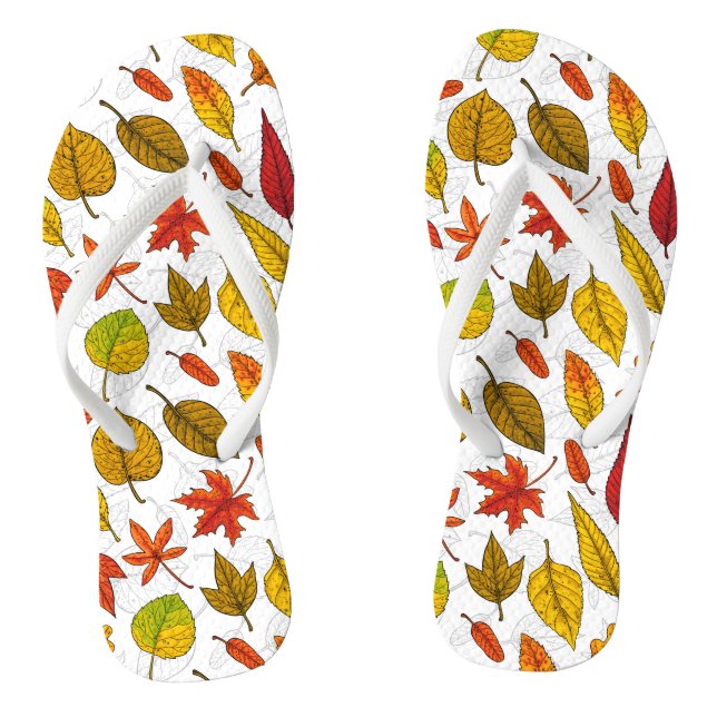 Herbstblätter auf weiß flip flops (Fußbett)