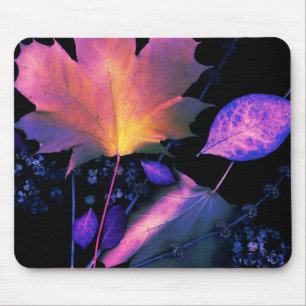 Herbstblätter in Neon Mousepad