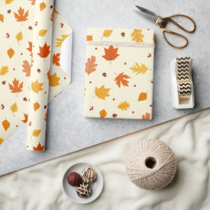 Herbstblätter, Nüsse aus Eichen, Muster Erntedank Geschenkpapier