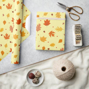 Herbstblätter, Nüsse aus Eichen, Muster Erntedank Geschenkpapier