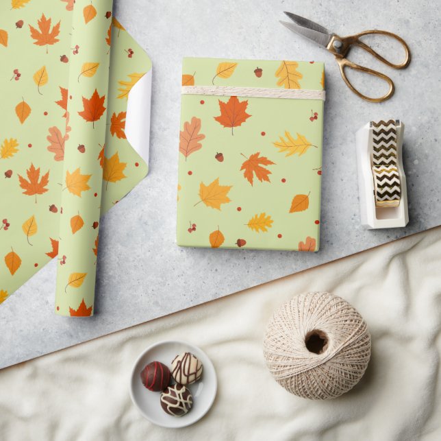 Herbstblätter, Nüsse aus Eichen, Muster Erntedank  Geschenkpapier (Kunsthandwerk)