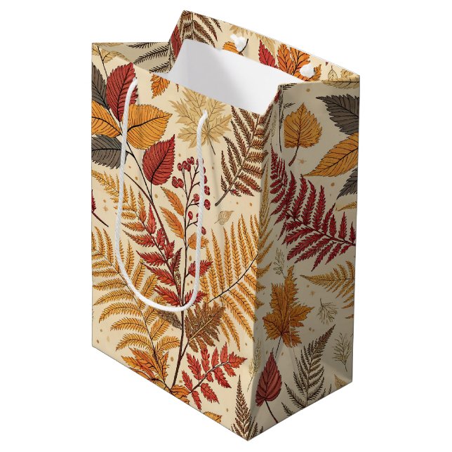 Herbstblättern und Berries - warme, erdige Töne Mittlere Geschenktüte (Vorderseite Schrägansicht)