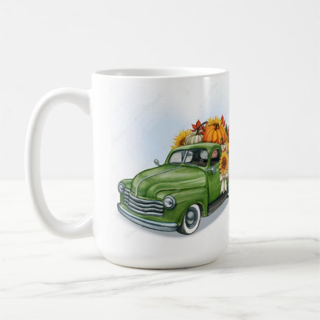 Herbsternte in einer grünen Lkw-Latte-Tasse Kaffeetasse (Links)