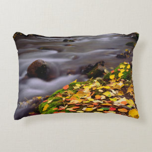Herbstfarben entlang des McGee Creek Zierkissen