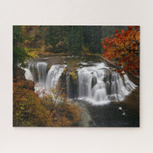 Herbstfarben in Lower Lewis Falls in Washington