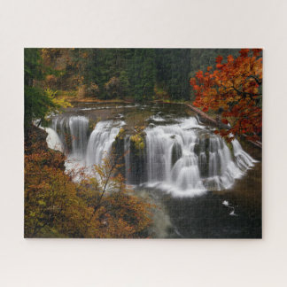 Herbstfarben in Lower Lewis Falls in Washington