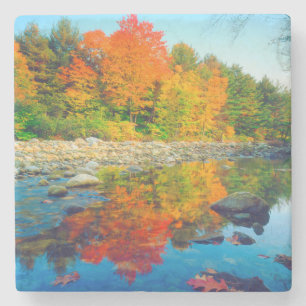 Herbstfarben reflektieren in einem Bach in Vermont Steinuntersetzer