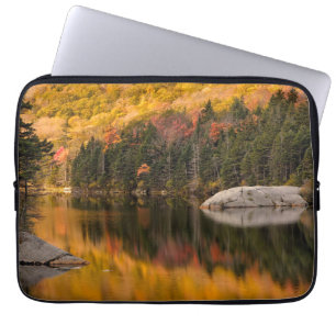 Herbstfarben spiegeln sich im Biberteich Laptopschutzhülle