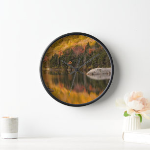 Herbstfarben spiegeln sich im Biberteich Uhr