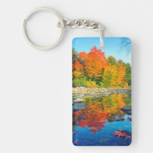 Herbstfarben spiegeln sich in einem Bach in Vermon Schlüsselanhänger