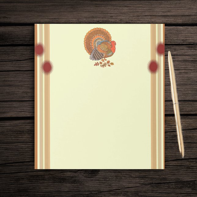 Herbstfarben Türkei Blätter Notizblock (Male turkey fanned tail in leaves on yellow with shades of orange borders paper notepad.)