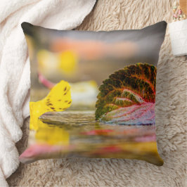 Herbstfarben werfen Kissen
