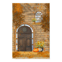 Herbstfenster und Herbstlaub an der Vordertür