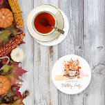 Herbstflorale Hütte Core Teacup Geburtstags-Tee-Pa Runder Pappuntersetzer<br><div class="desc">Tauchen Sie ein in die gemütliche Herbsteleganz mit unserer Designkollektion "Fall Floral Hütte Core Teacup Birthday Tea Party". Diese charmante Illustration zeigt ein zartes weißes Teakup, das mit einem anmutigen Blatt-Muster geschmückt ist und sich anmutig auf einer passenden Untertasse ausruht. In der Umgebung des Zentrums befindet sich ein lebhaftes Herbstbouquet,...</div>