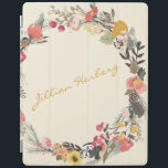 Herbstflorenreath Gelb Grün mit Namen iPad Hülle<br><div class="desc">Dieses stilvolle iPad Cover besticht durch einen wunderschönen Blumenkranz im Herbst in einer hübschen Senfpalette,  die gelb,  salzgrün und rot ist. Personalisieren Sie es mit Ihrem Namen in der Schrift. Tolle Geschenkidee.</div>