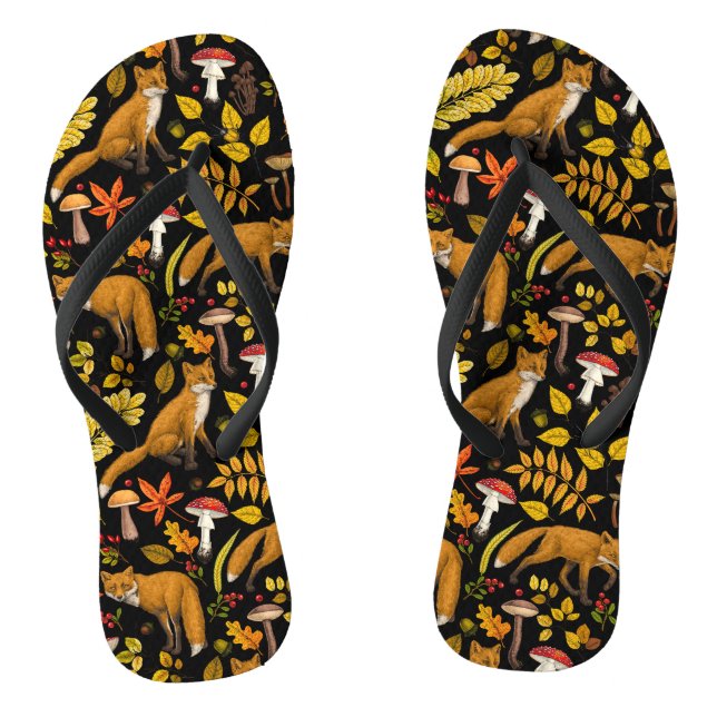 Herbstfüchse auf schwarz flip flops (Fußbett)