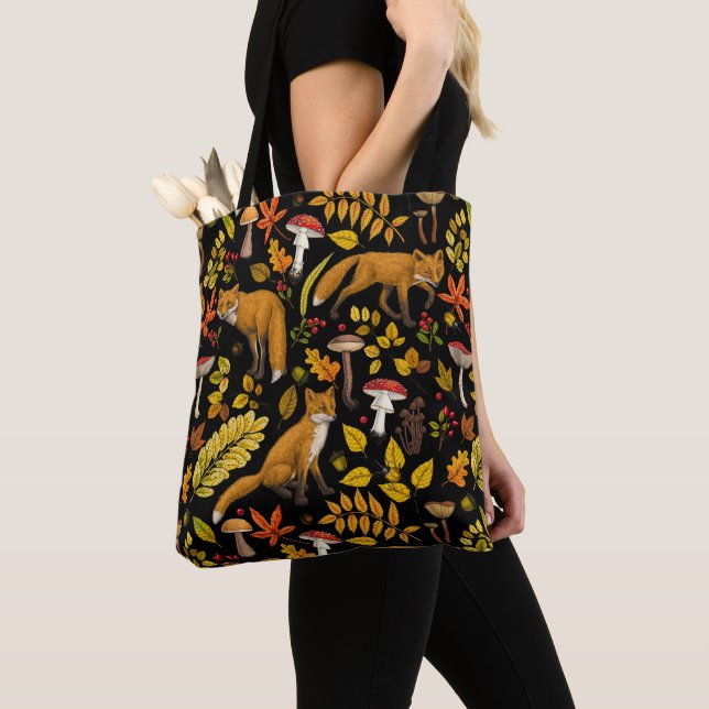 Herbstfüchse auf schwarz tasche (Von Nahem)