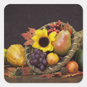 Herbstfülle mit Trauben, Birne und Kürbissen Quadratischer Aufkleber