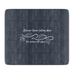 Herbstgänge fallen wie Stücke herunter Schneidebrett