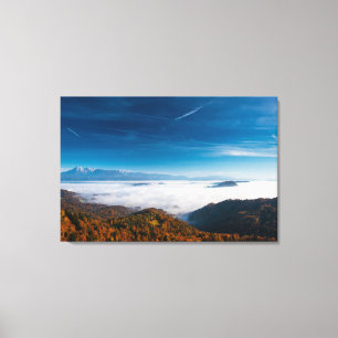 Herbstgebirge und Nebel im Tal Leinwanddruck