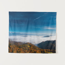 Herbstgebirge und Nebel im Tal Wandteppich