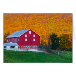 Herbsthügel hinter roter Scheune