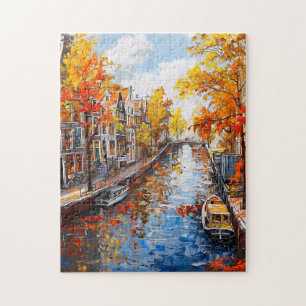 Herbstkanal mit Booten und farbenfrohen Häusern Ma