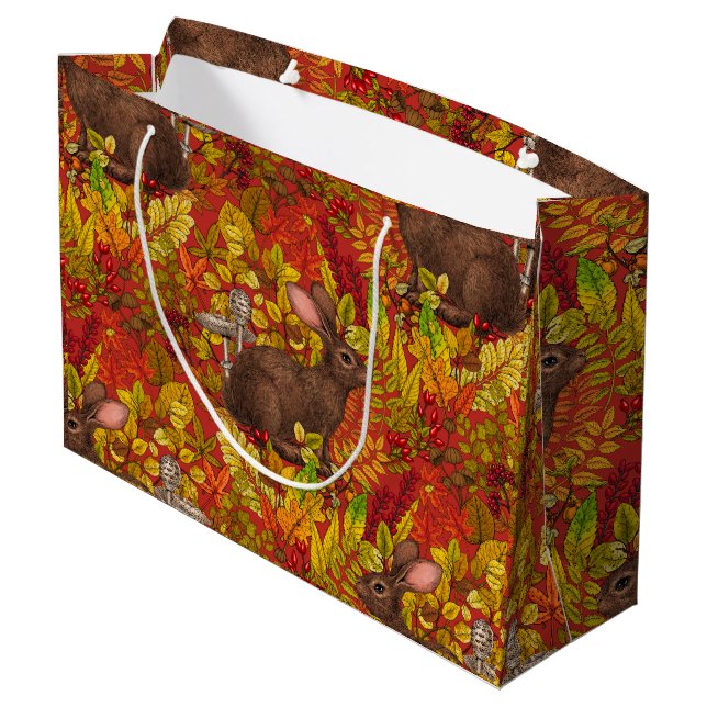Herbstkaninchen auf rot große geschenktüte (Rückseite Schrägansicht)