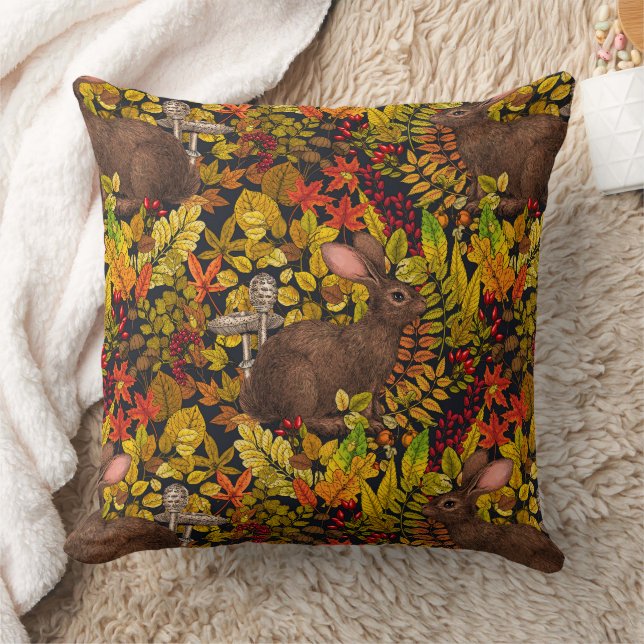 Herbstkaninchen auf schwarz kissen (Decke)