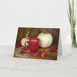 Herbstkürbise und heiße Schokolade, die an Sie Karte