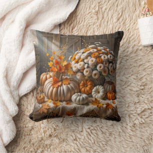 Herbstkürbisse und Chrysanthemen in einer Scheune Kissen