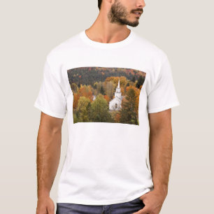 Herbstlandschaft mit Kirche, Vermont, USA T-Shirt