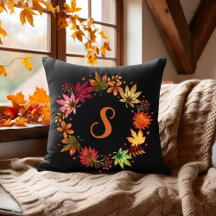 Herbstlaub im Herbst mit Monogramm auf schwarz