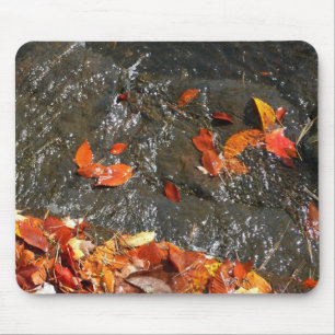 Herbstlaub im Wasserfall I Herbstfotografie Mousepad