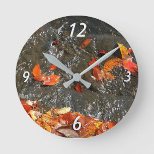 Herbstlaub im Wasserfall I Herbstfotografie Runde Wanduhr