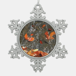 Herbstlaub im Wasserfall I Herbstfotografie Schneeflocken Zinn-Ornament